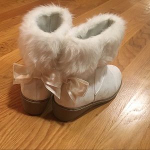 Ankle boots with bow